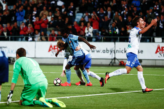 Norrköpings Karl Holmberg försöker få tag på bollen