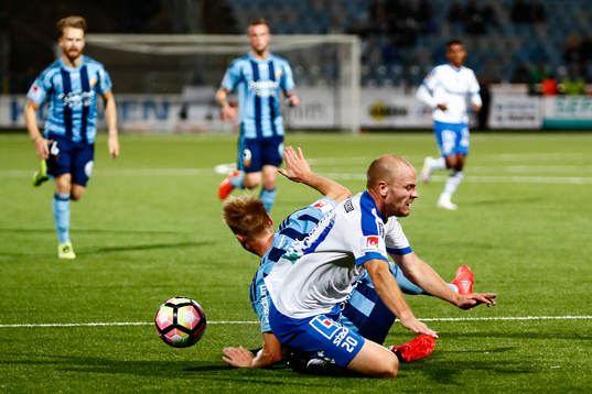 Norrköpings Daniel Sjölund faller i straffområdet