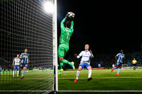 Djurgårdens målvakt Andreas Isaksson plockar bollen