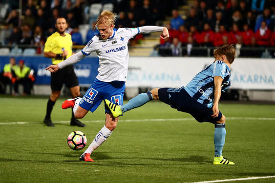 Norrköpings Karl Holmberg stoppas av Djurgårdens Jacob