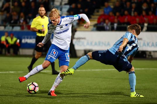 Norrköpings Karl Holmberg stoppas av Djurgårdens Jacob