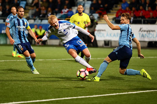 Norrköpings Karl Holmberg stoppas av Djurgårdens Jacob