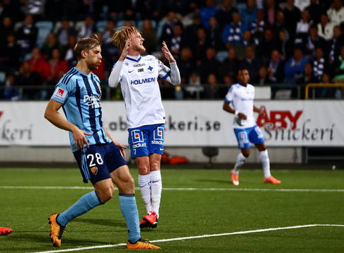 Norrköpings Karl Holmberg reagerar intill Djurgårdens