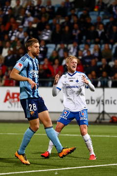Norrköpings Karl Holmberg reagerar intill Djurgårdens