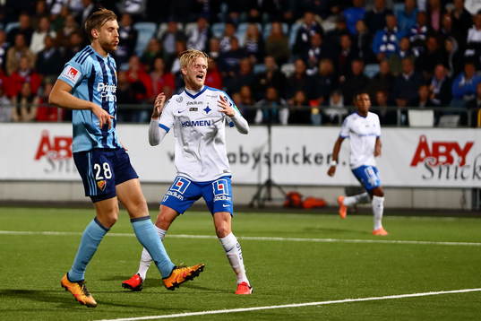 Norrköpings Karl Holmberg reagerar intill Djurgårdens