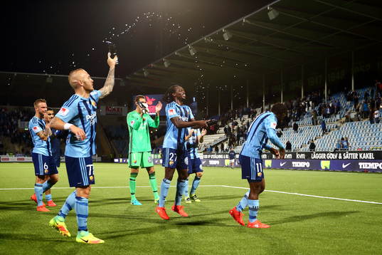 Djurgårdens Magnus Eriksson och Kebba Ceesay sprutar