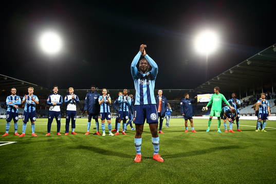 Djurgårdens Amadou Jawo hyllas med laget bakom sig