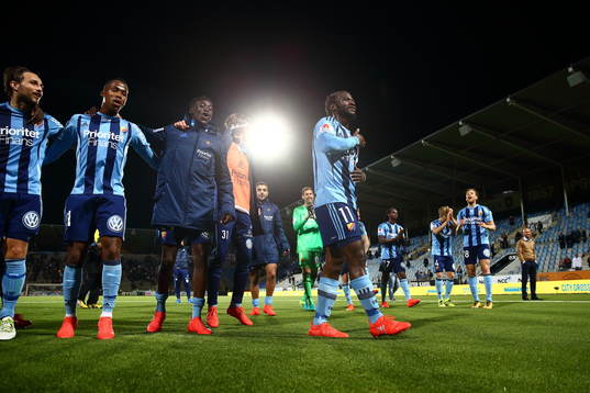 Djurgårdens Amadou Jawo hyllas med laget bakom sig