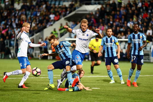 Norrköpings Sebastian Andersson och Karl Holmberg bland