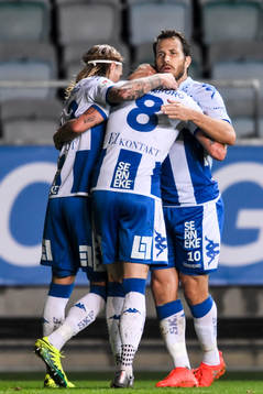 IFK Göteborgs Elias Mar Omarsson och Tobias Hysén kramar