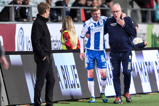IFK Göteborgs Sebastian Eriksson lämnar planen skadad