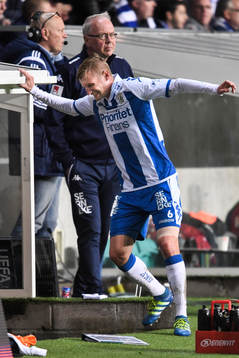 IFK Göteborgs Sebastian Eriksson lämnar planen skadad