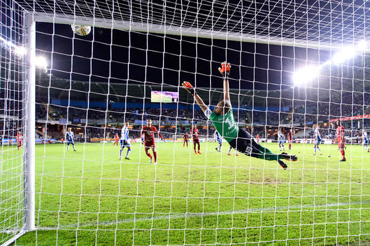 Bollen går i ribban bakom IFK Göteborgs målvakt John