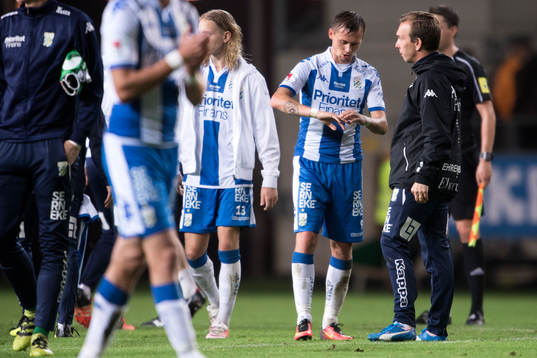 IFK Göteborgs Jakob Ankersen undersöker sin hand