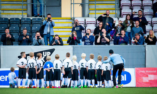 Föräldrar fotografer ungdomar med Örebrotröjor