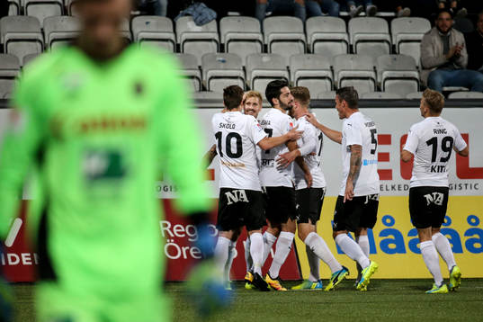 Örebros spelare jublar