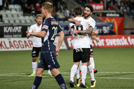 Örebros Victor Sköld jublar med Nahir Besara