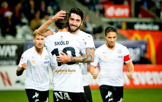 Örebros Victor Sköld gör 2-0 och jublar med Daniel