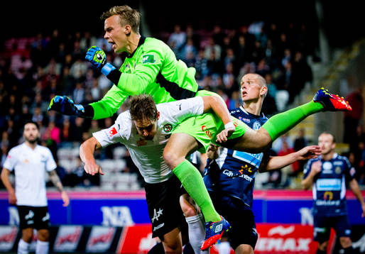 Gefles målvakt Andreas Andersson och Örebros Victor Sköld