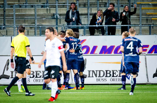 Gefles Simon Skrabb gör 2-2 och jublar med Anders Bååth