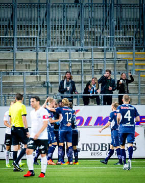 Gefles Simon Skrabb gör 2-2 och jublar med Anders Bååth