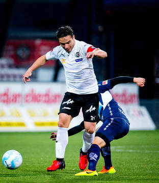 Gefles Simon Skrabb tar bollen av Örebros Nordin Gerzic