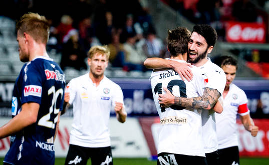 Örebros Victor Sköld gör 2-0 på straff och klappas om