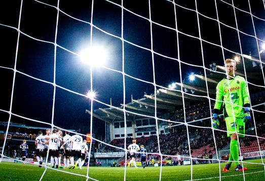 Örebros Victor Sköld gör 2-0 på staff och jublar,