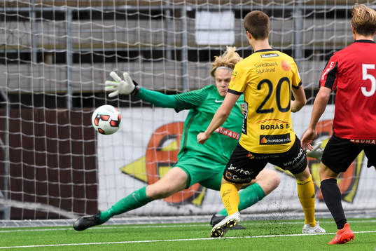 Elfsborgs Hugo Svensson (rygg mot kameran) gör 2-0