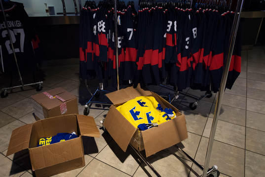 Ett flertal sverigetröjor är nedpackade utanför en