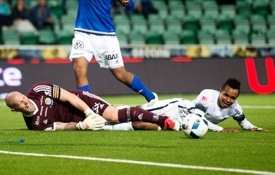 Sundsvalls målvakt Tommy Naurin Häckens Nasiru Mohammed
