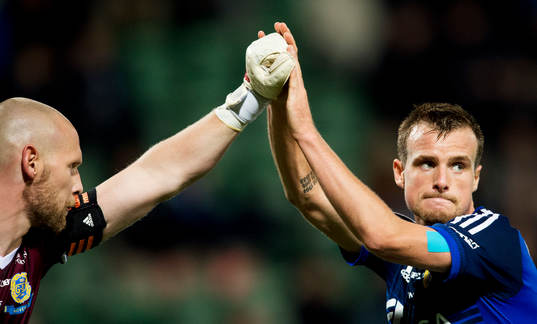 Sundsvalls målvakt Tommy Naurin har gjort en räddning och