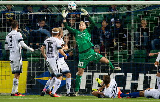 Häckens målvakt Peter Abrahamsson räddar en nick från