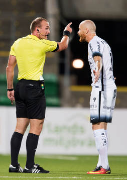 Domare Patrik Eriksson pratar med Häckens Alexander