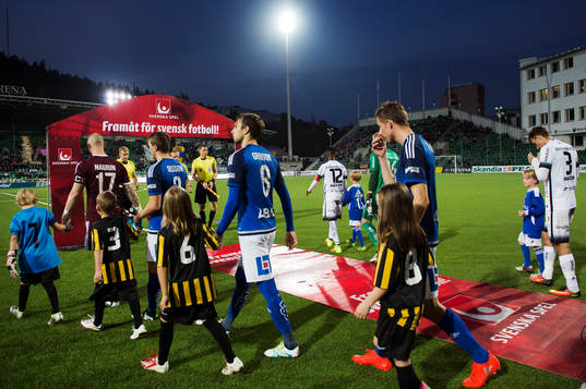 Spelarna marscherar in på Norrporten Arena