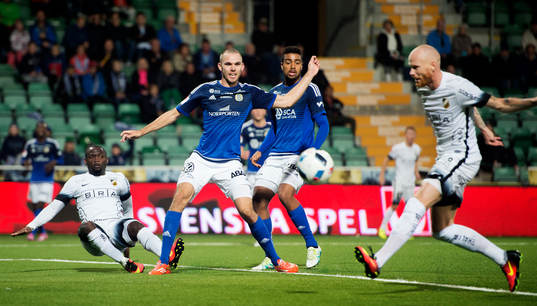 Sundsvalls Marcus Danielson och Noah Sonko Sundberg ser hur