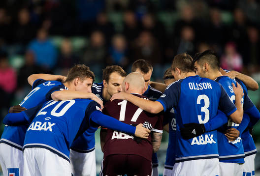 Sundsvalls spelare samlar sig innan fotbollsmatchen i