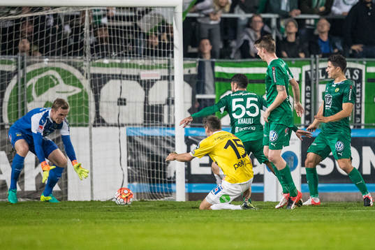 Falkenbergs Stefan Rodevåg skottar på mål