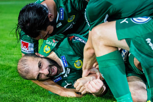 Hammarbys Kennedy Bakircioglu brottas ner och jublar