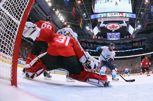 Europas Tomas Tatar gör 2-1 bakom Kanadas målvakt Carey