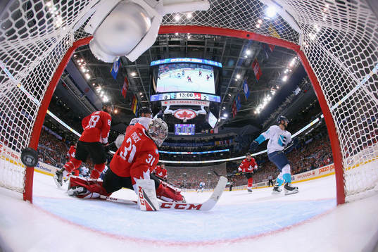 Europas Tomas Tatar gör 2-1 bakom Kanadas målvakt Carey