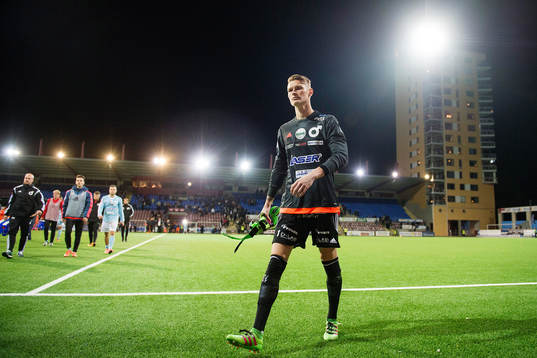 Degerfors målvakt Jesse Öst deppar när han går av planen