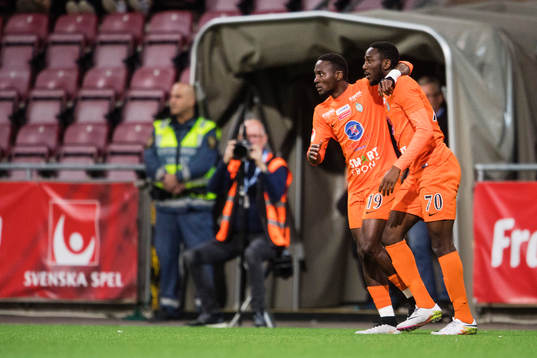 Athletics Mohamed Buya Turay och Chidi Omeje jublar