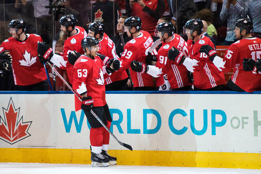 Kanadas Brad Marchand jublar med lagkamrater
