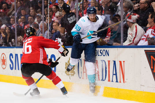 Kanadas Jonathan Toews tacklar Europas Roman Josi