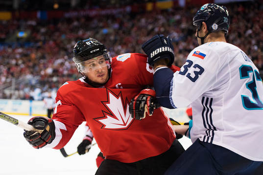 Kanadas Sidney Crosby tacklas av Europas Zdeno Chara