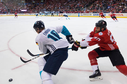 Europas Christian Ehrhoff och Kanadas Ryan O'Reilly