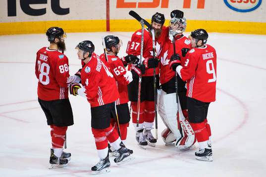 Kanadas spelare jublar och kramar om målvakt Carey Price