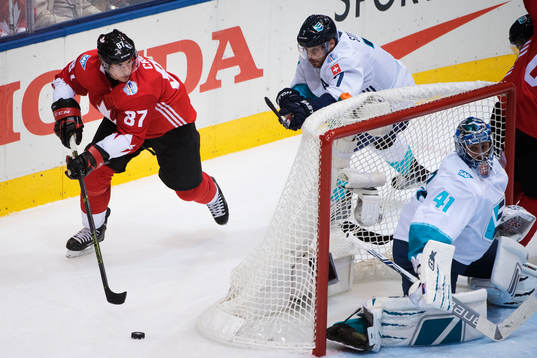 Kanadas Sidney Crosby utmanar Europas Mark Streit och