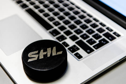 Matchpuck med SHL logo på dator